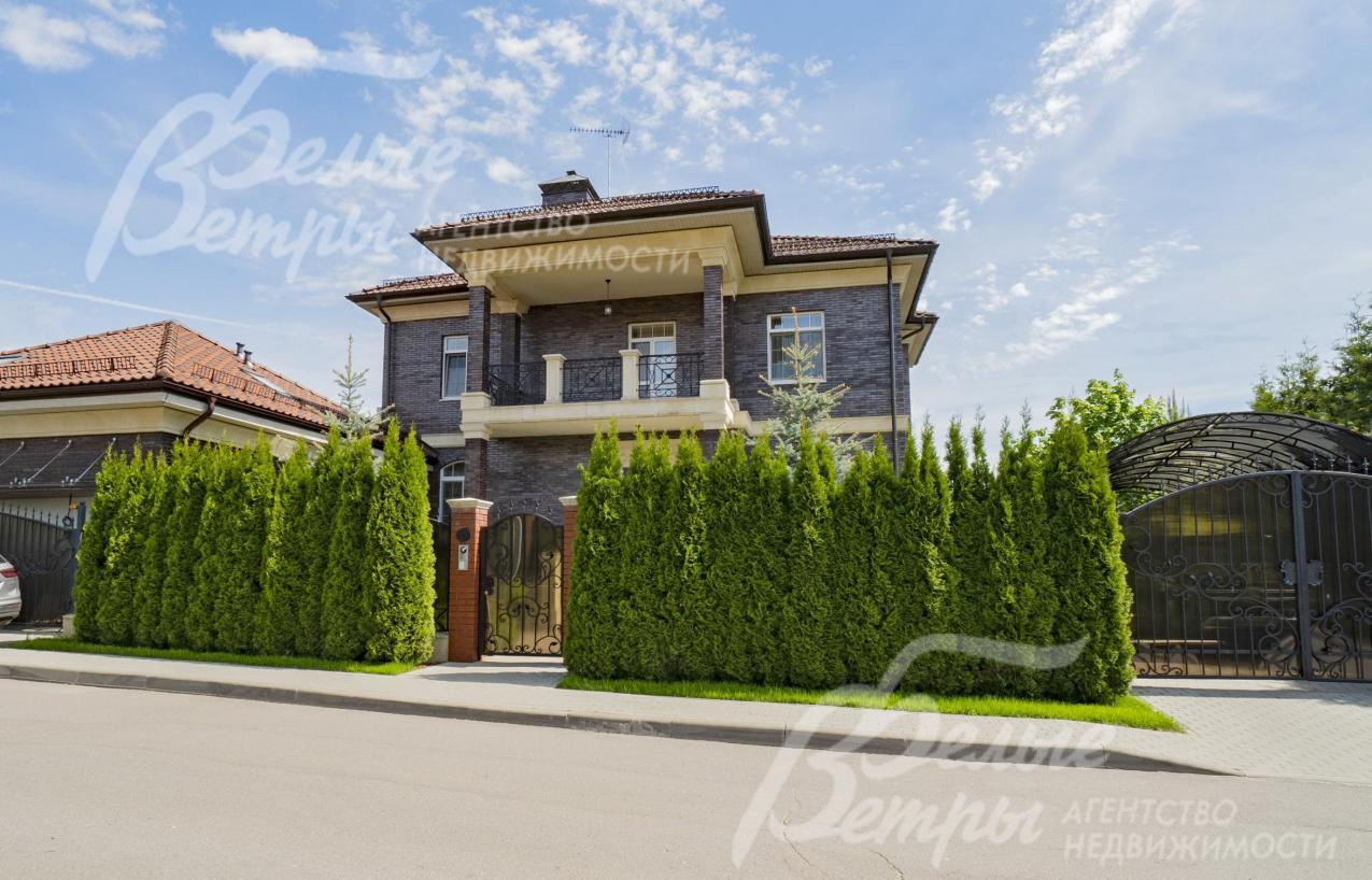 Фасад - клинкерный кирпич (Германия), кровля -керамическая черепица, окна - деревянные стеклопакеты