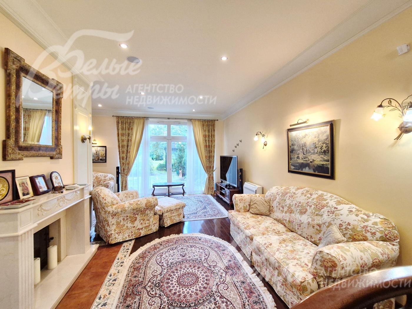 Уютная гостиная с камином и выходом на участок.