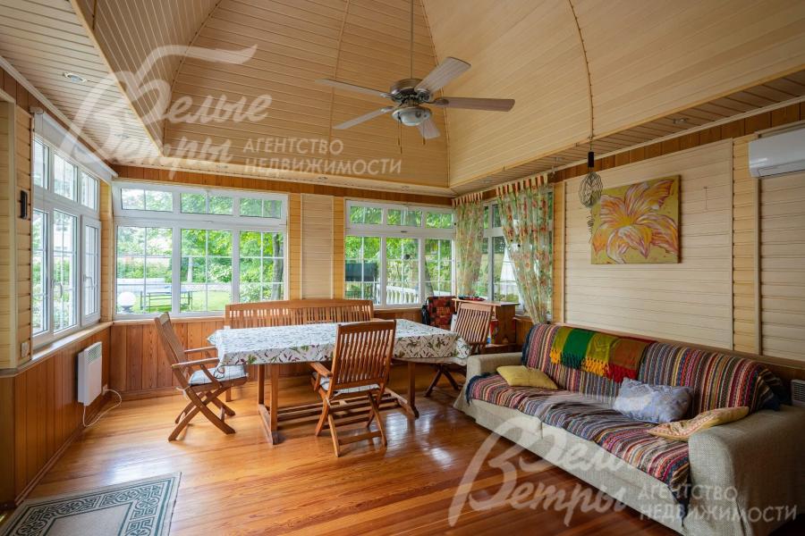 Крытая застекленная беседка из бруса с крытой зоной BBQ с водопроводом