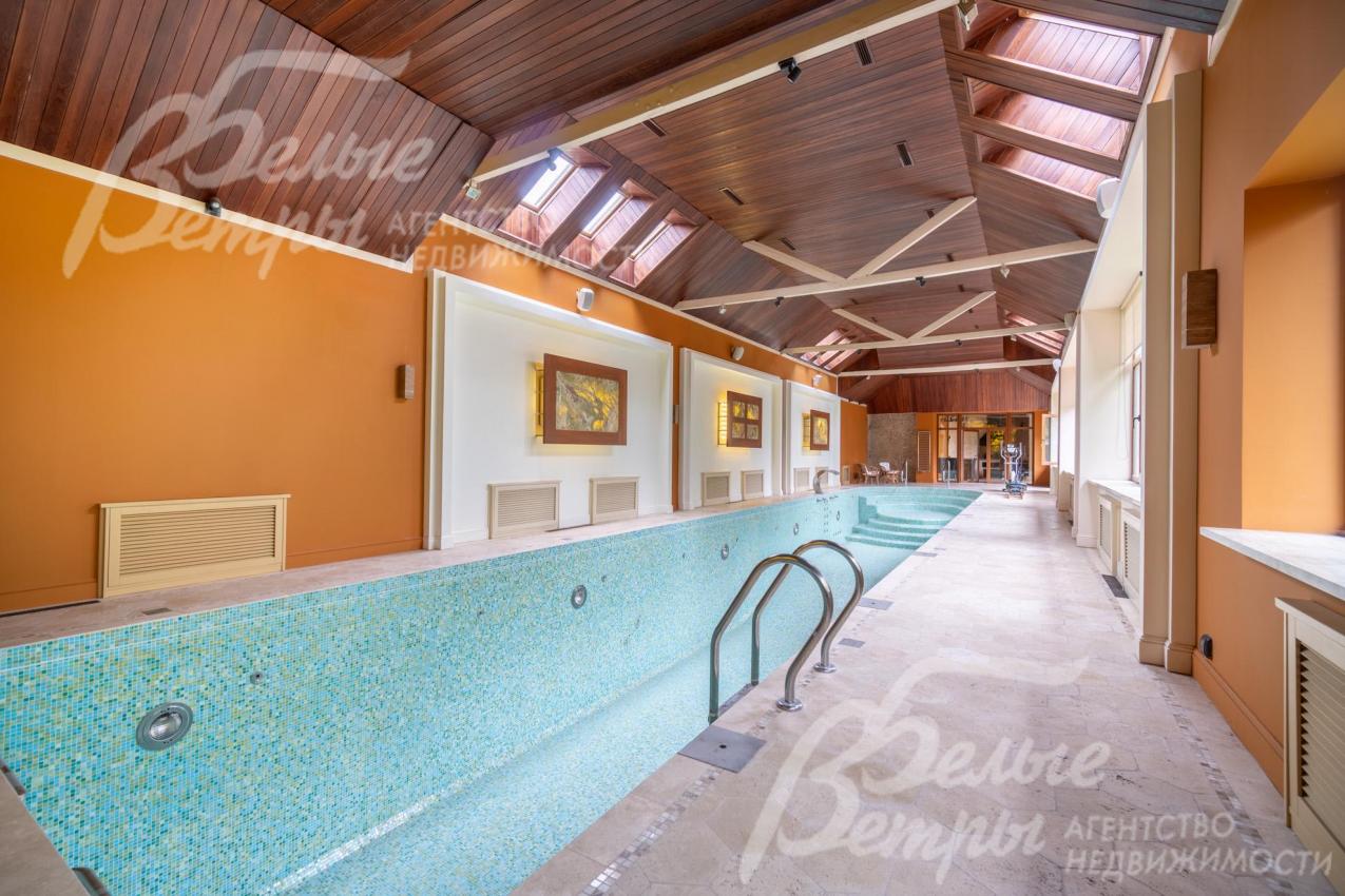 В зоне бассейна на полу – травертин, потолок - из термолиственницы. Добавляют свет 6 больших окон