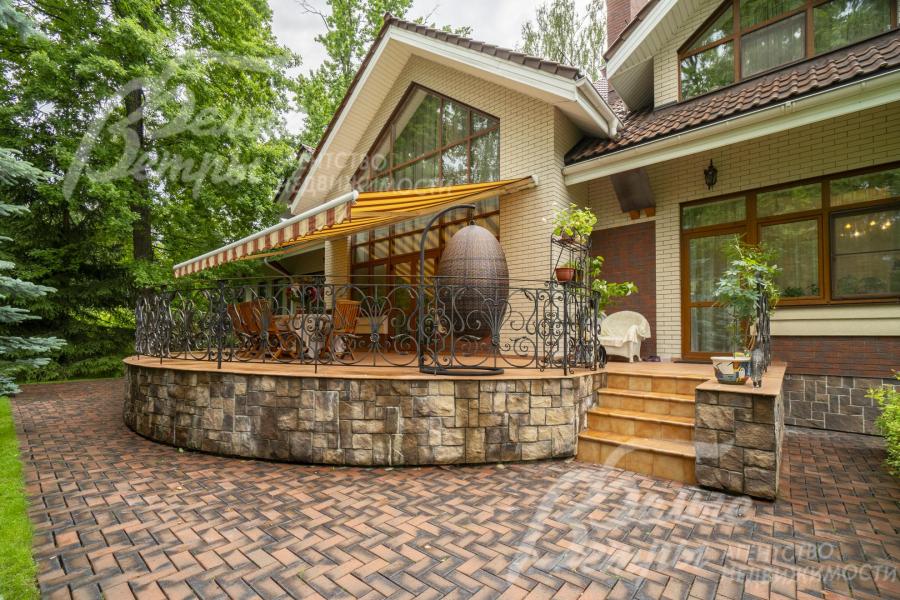 Спуск с террасы на участок (выход на террасу - из гостиной)