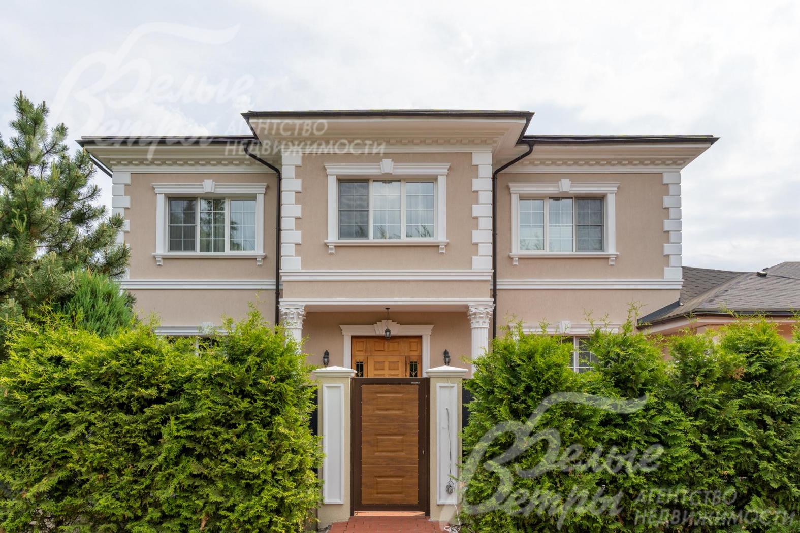 По периметру участка установлен капитальный забор на бетонной плите с кирпичными столбами в стиле фасада дома, с калиткой и откатными воротами.