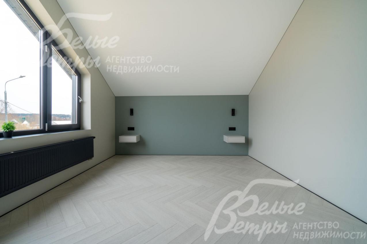 В спальнях – прикроватные тумбы