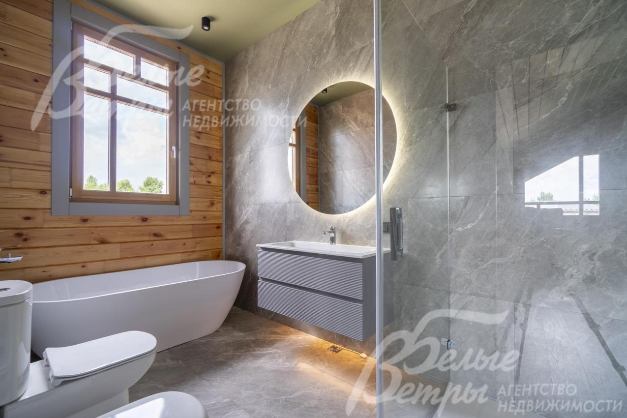 В санузле мастер-спальни установлены ванна из литьевого мрамора и большая душевая кабина