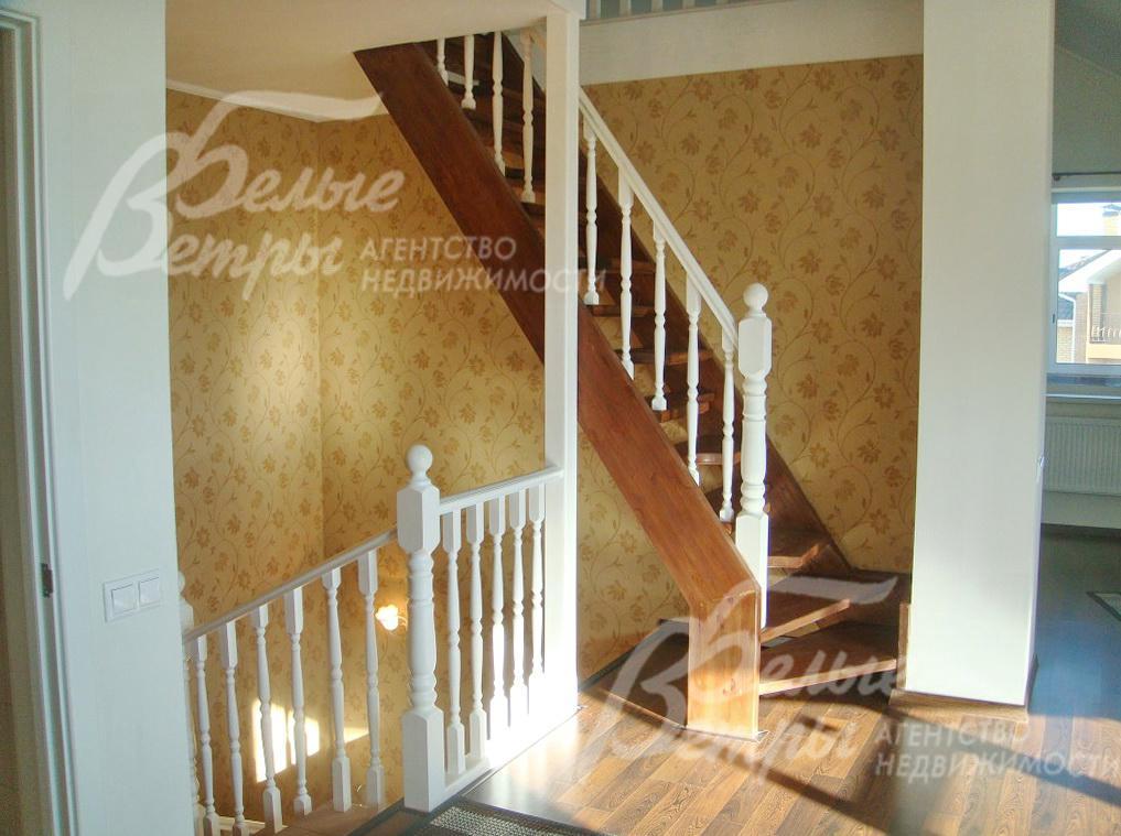 Деревянный лестничный марш ведущий на антресольный этаж