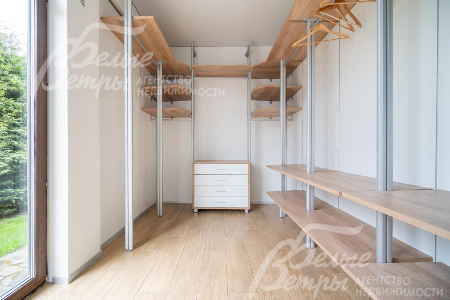 Большая светлая гардеробная при входе