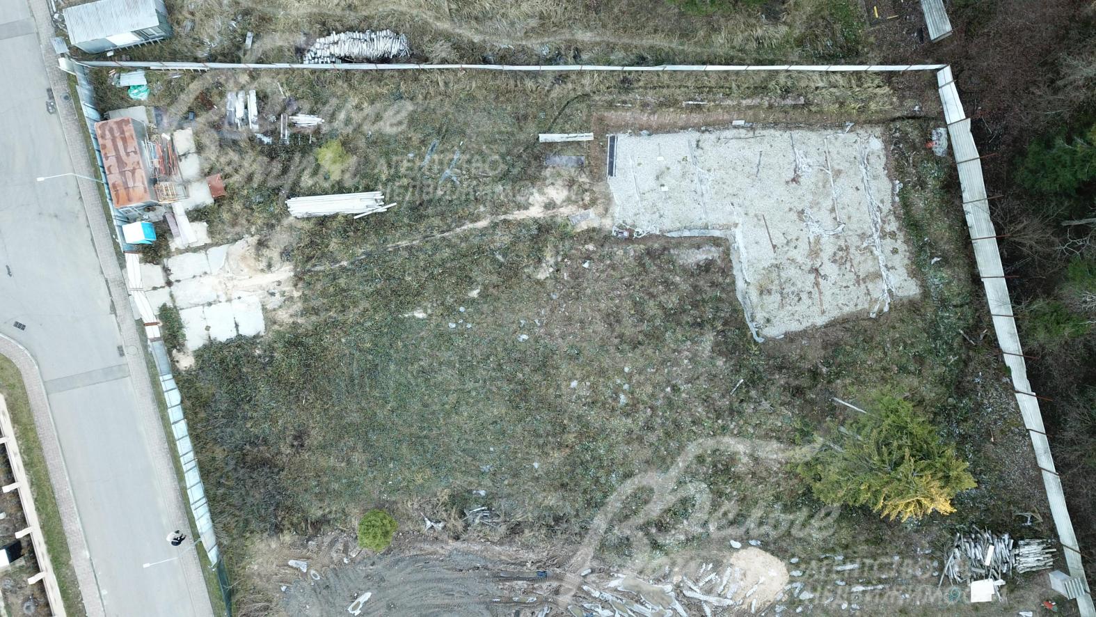 Участок огорожен с трех сторон профильным забором