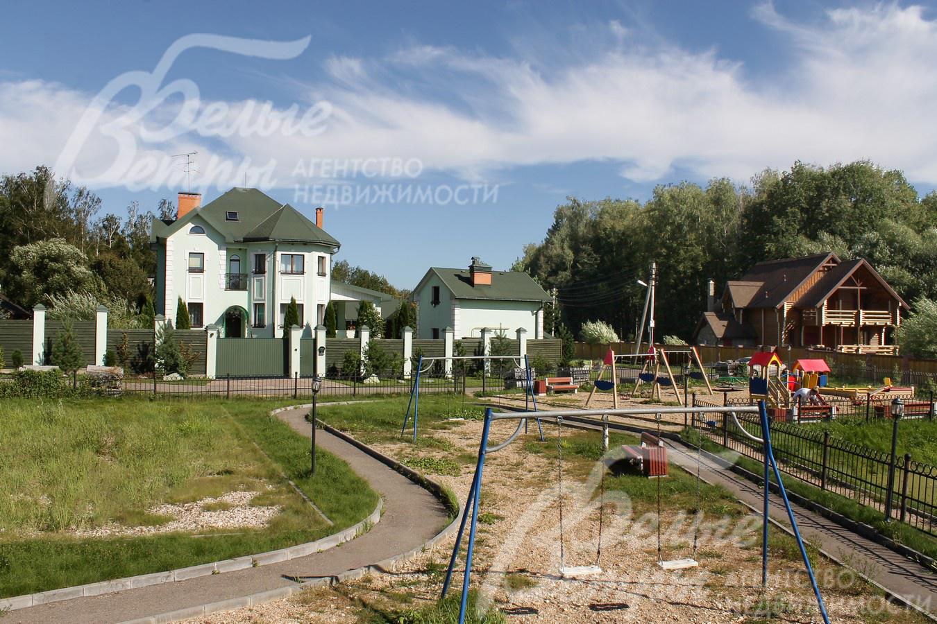 Детские и спортивные площадки в поселке Лесное Озеро