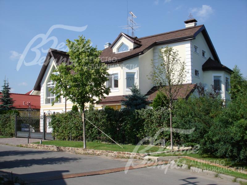 Усадьба расположена в обжитом строго охраняемом поселке со всеми центральными коммуникациями