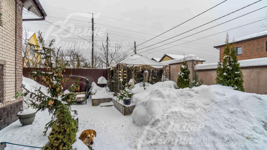 Есть открытая беседка 10 кв.м