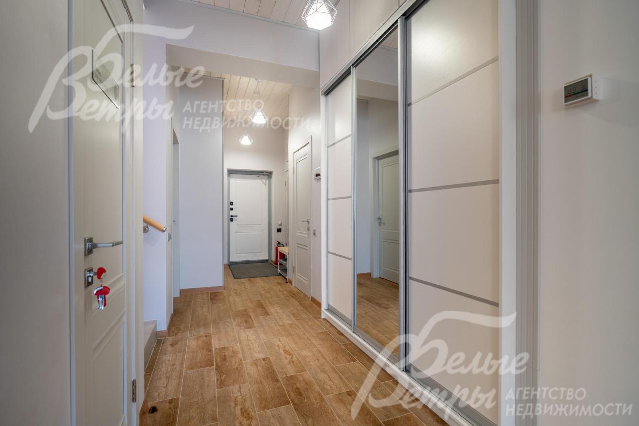 В холле находится вместительный платяной встроенный шкаф с большим зеркалом