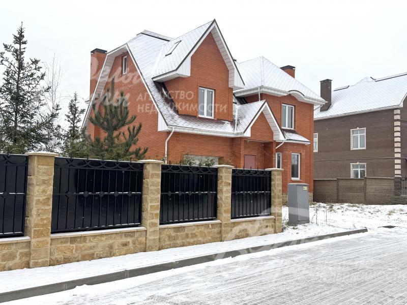 Экстерьер дома - с выразительным и респектабельным обликом, присутствуют несколько скатов крыши