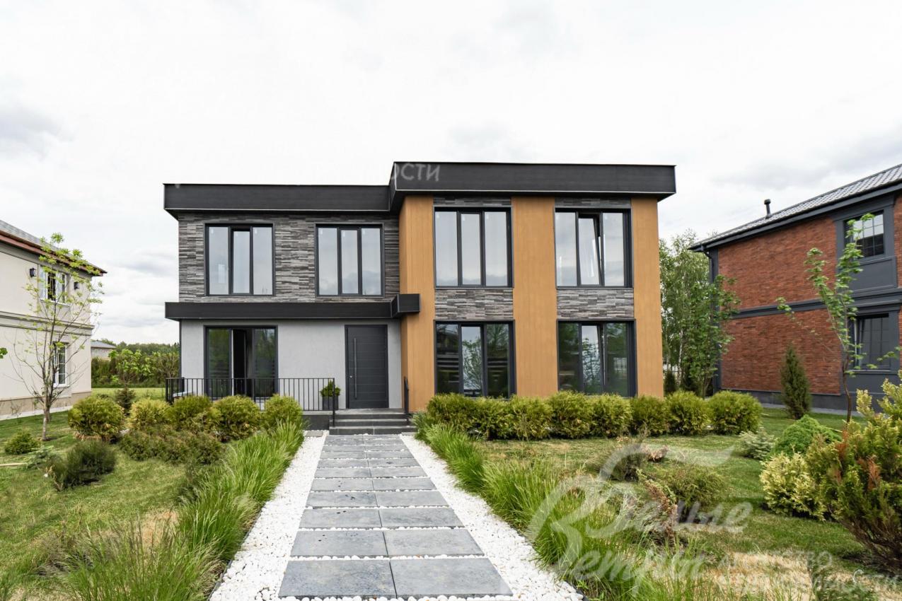 Дом выполнен в архитектурном стиле Фрэнка Райта