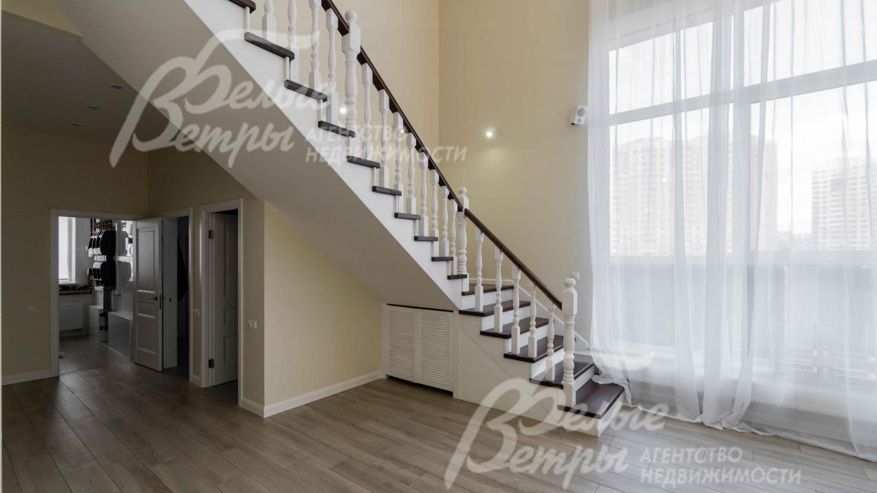 Лестница широкая на металлическом каркасе со ступенями из лиственницы и ограждением из сосны