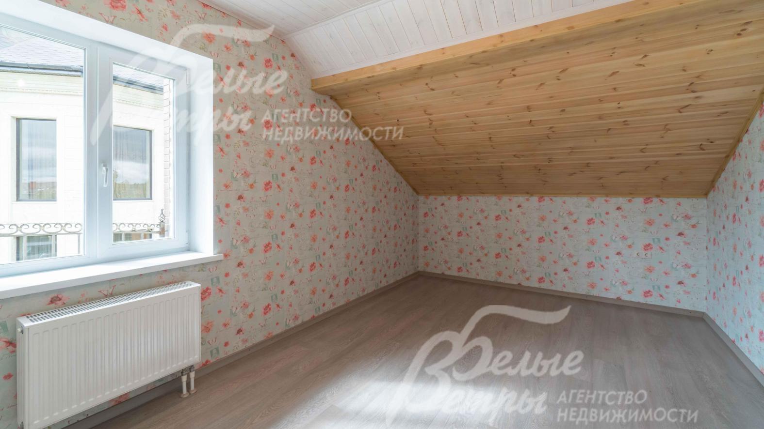 Одна из спален на втором этаже