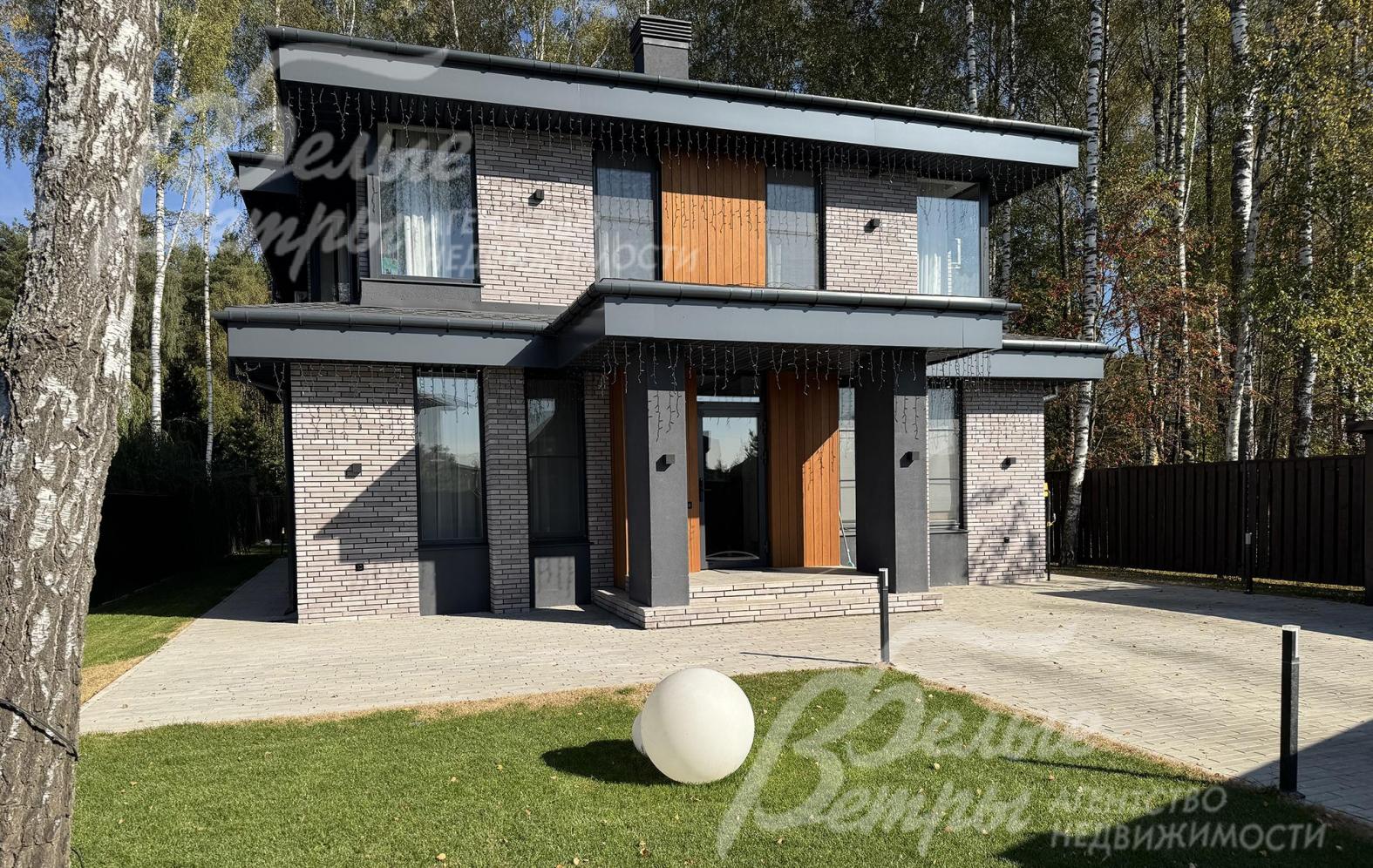 Главный вход в дом - через крытое крыльцо, установлена входная дверь из тёплого алюминия со стеклопакетом черного цвета и электронным замком "hottel slim"