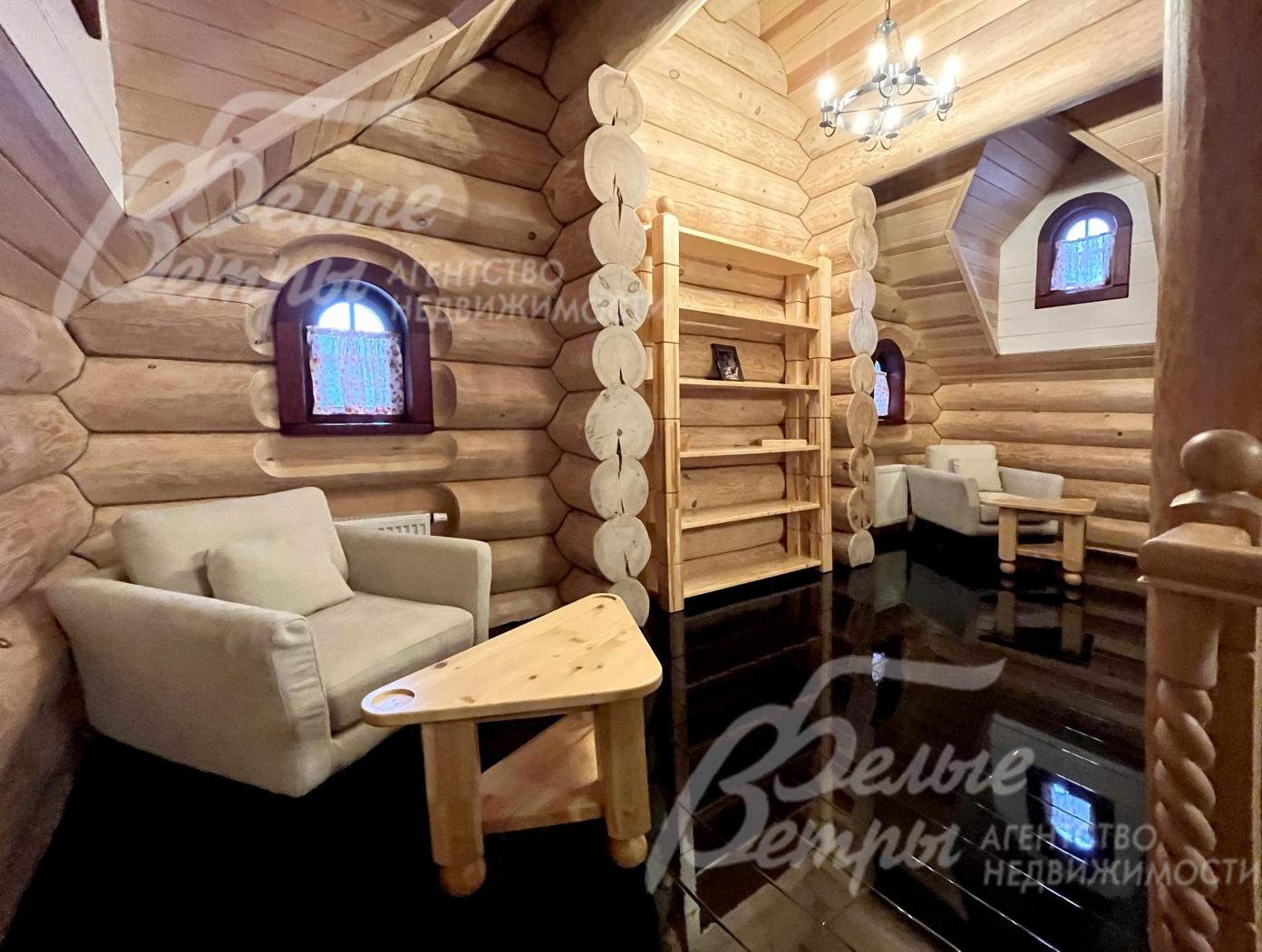 На втором этаже в зоне лоджии обустроена комната отдыха (вход на лоджию - из холла) 