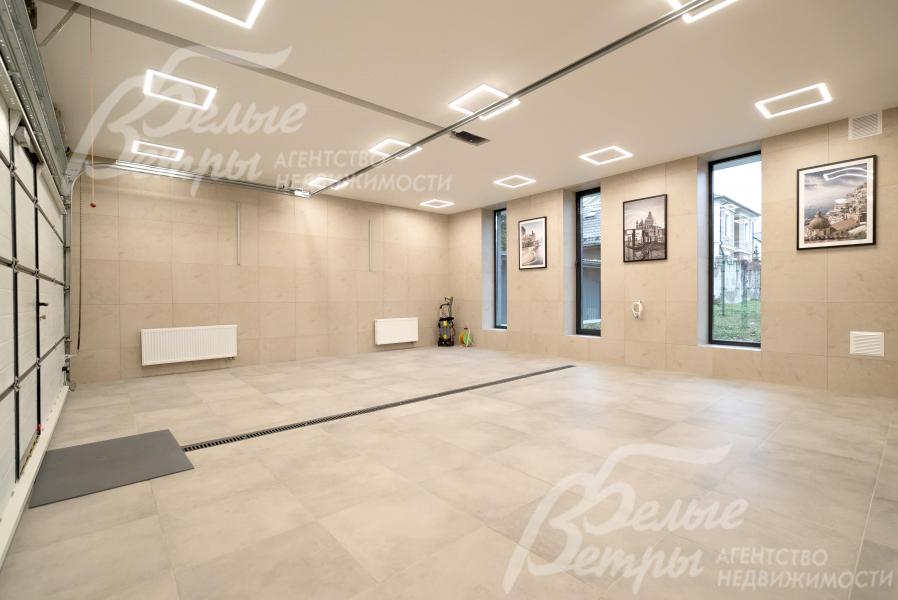 В гараже есть серверная, рукомойник, оборудованное место для мытья лап животных