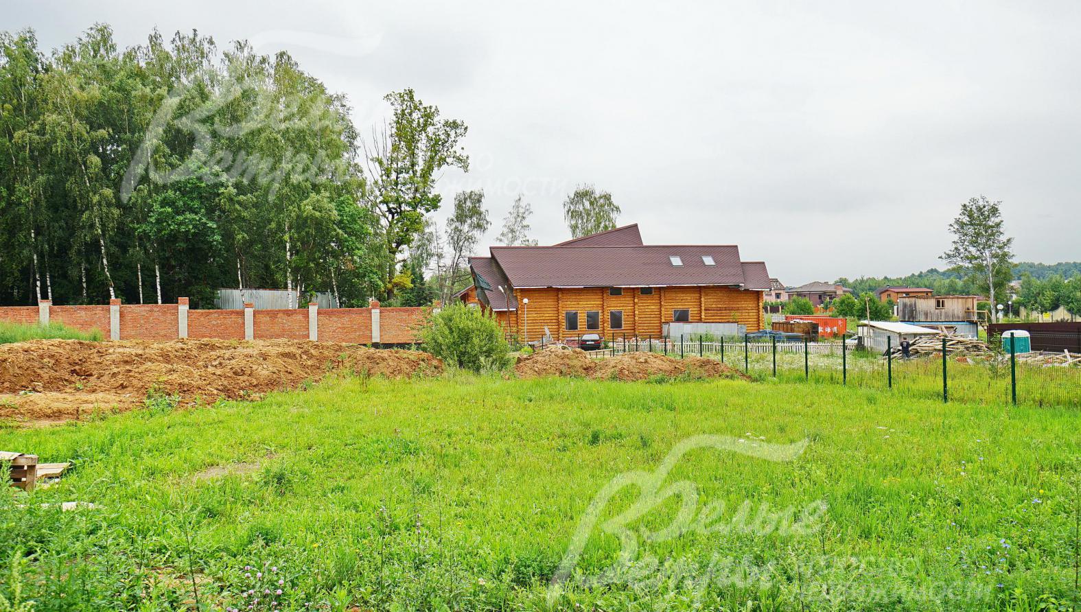 Участок правильной формы расположен в центре поселка