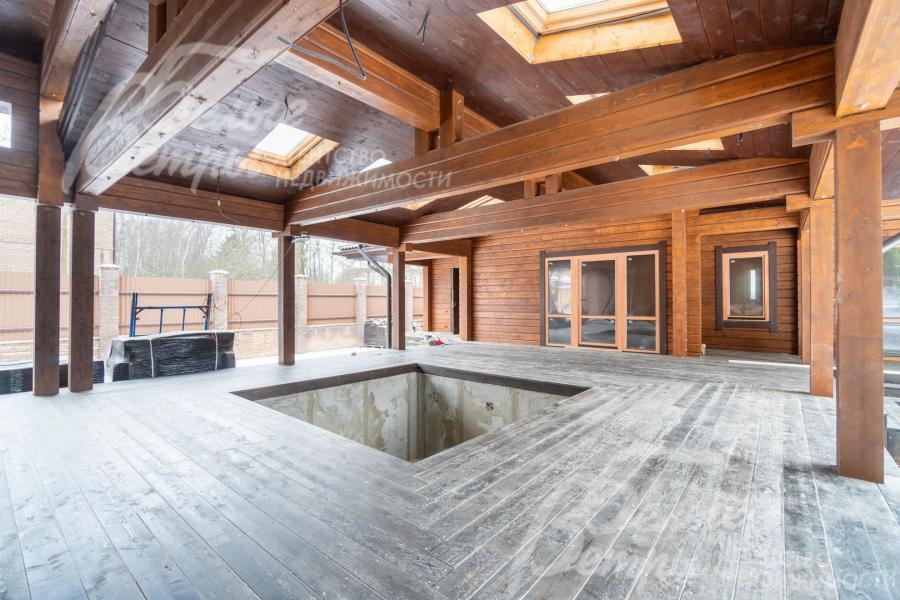 На одной из террас площадью 94 кв.м, ведущей в спа-зону, есть купель размером 3×3 м, глубиной 1,7 м