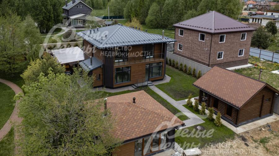 Современный дом на участке площадью 16 соток в охраняемом коттеджном поселке Шатры