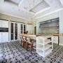 Гарнитур оснащен новой техникой и оборудованием марки Miele, столешница - из гранита
