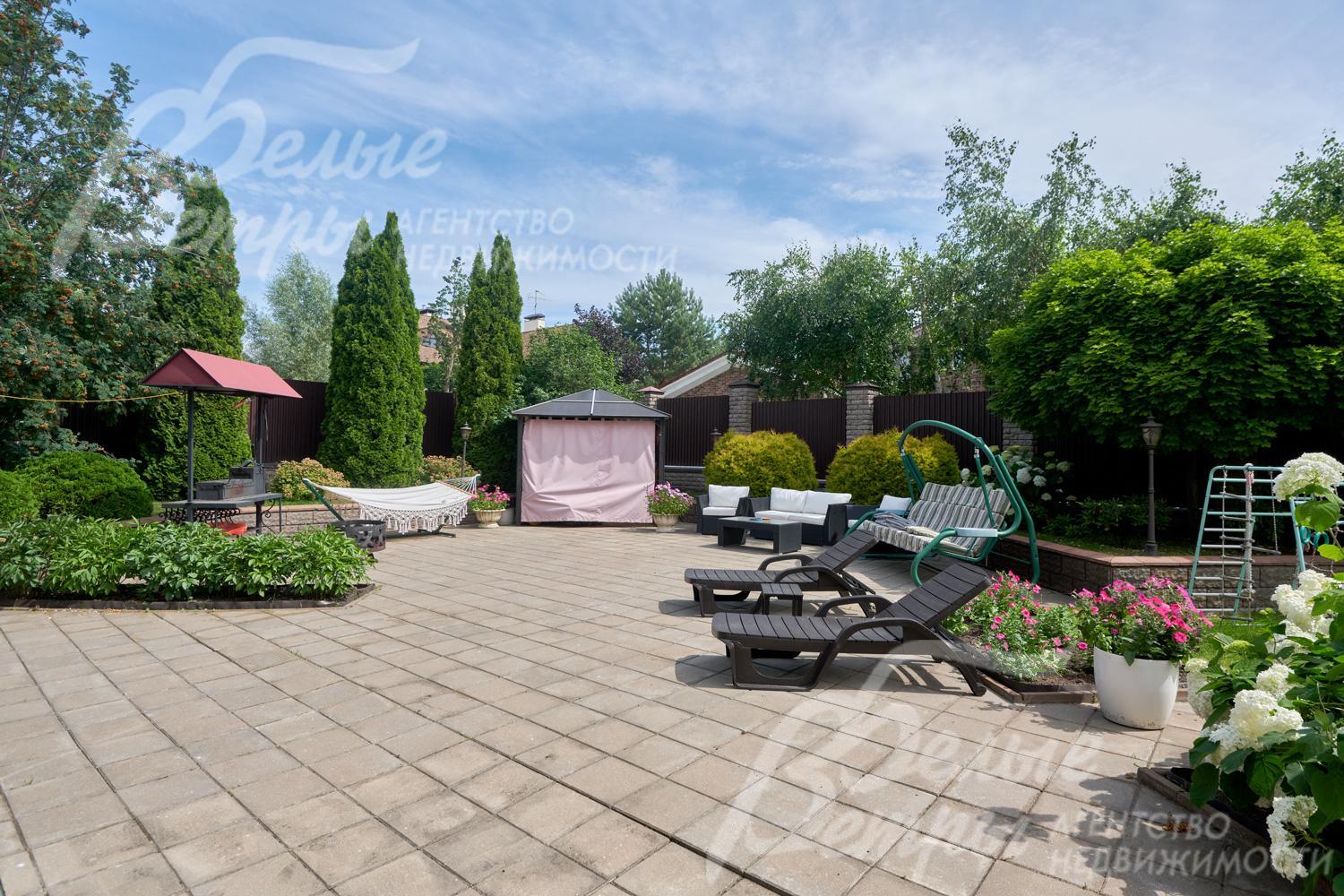 Зона для отдыха с шезлонгами