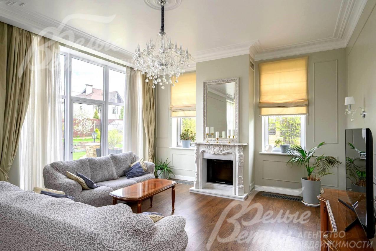 Гостиная с камином, отделанным мрамором.