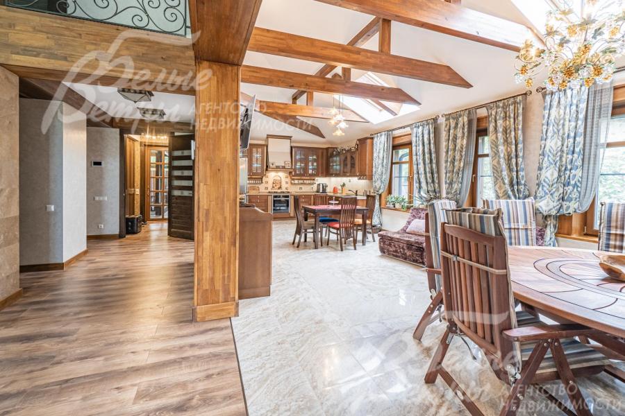 В отделке гостиной выражены эффектные фахверковые балки 