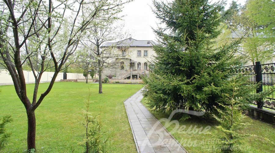 Большой ухоженный участок. Цветник, дубы, березы, сосны, ели