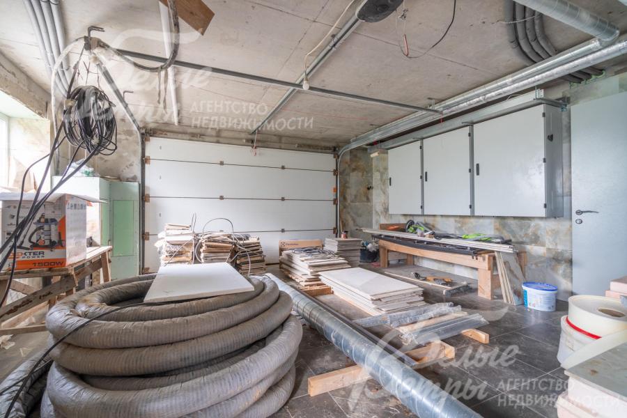 Гараж на цокольном этаже: установлены автоматические ворота