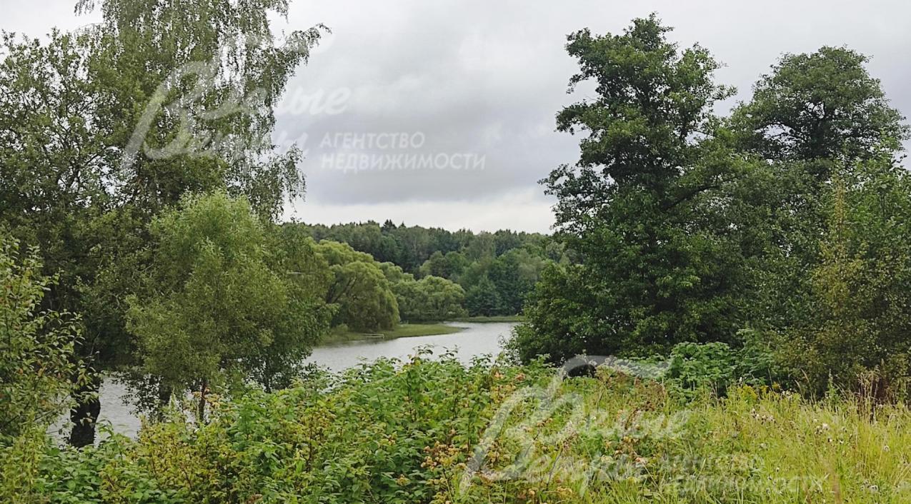 Участок с одной стороны примыкает к озеру