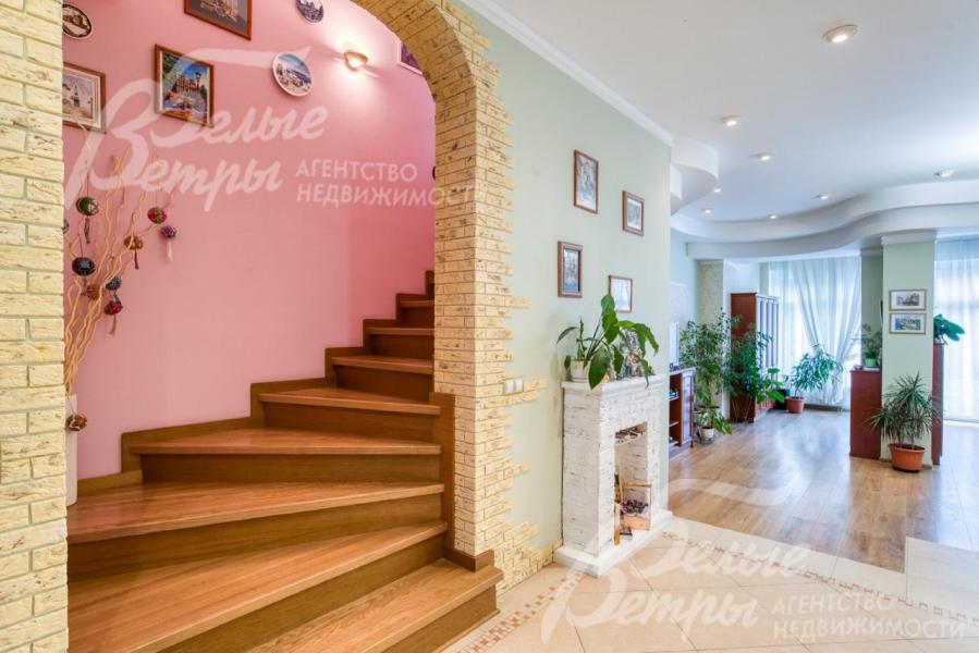 На второй этаж ведёт монолитная лестница со ступенями, обшитыми дубом