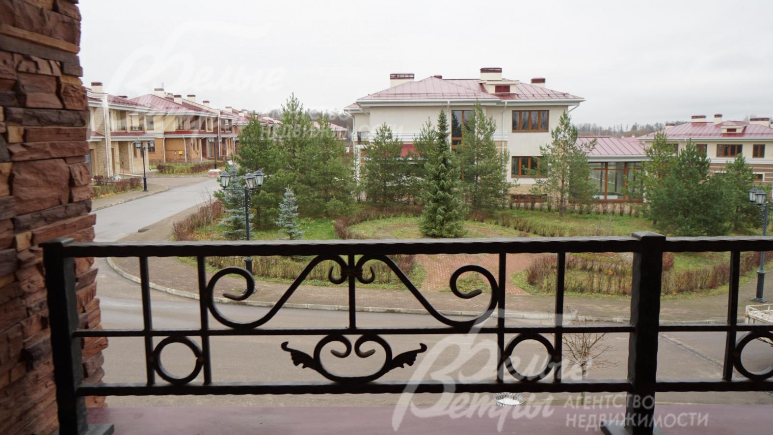 Вид с балкона 2-го этажа на поселок