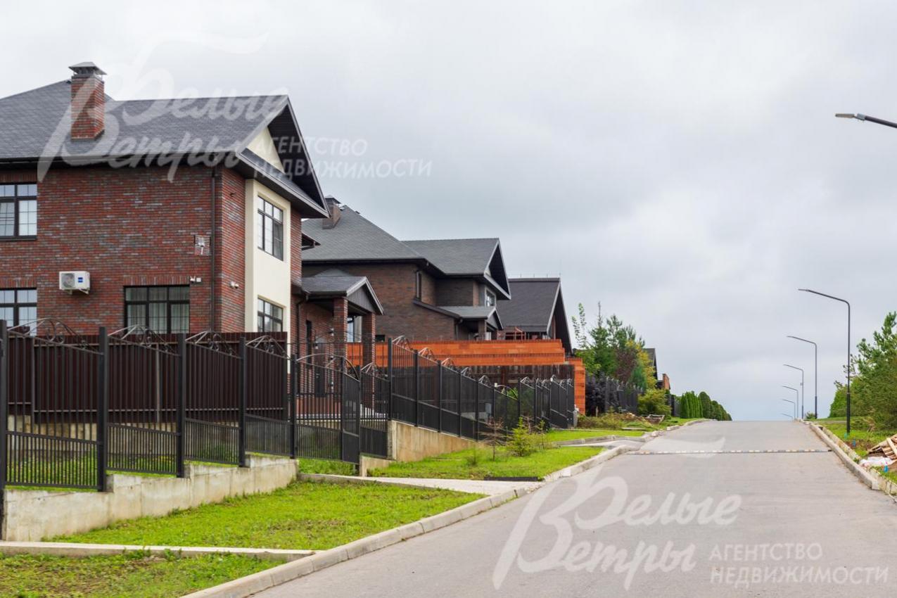 Широкие, освещенные, асфальтовые дороги в поселке Ильичевка