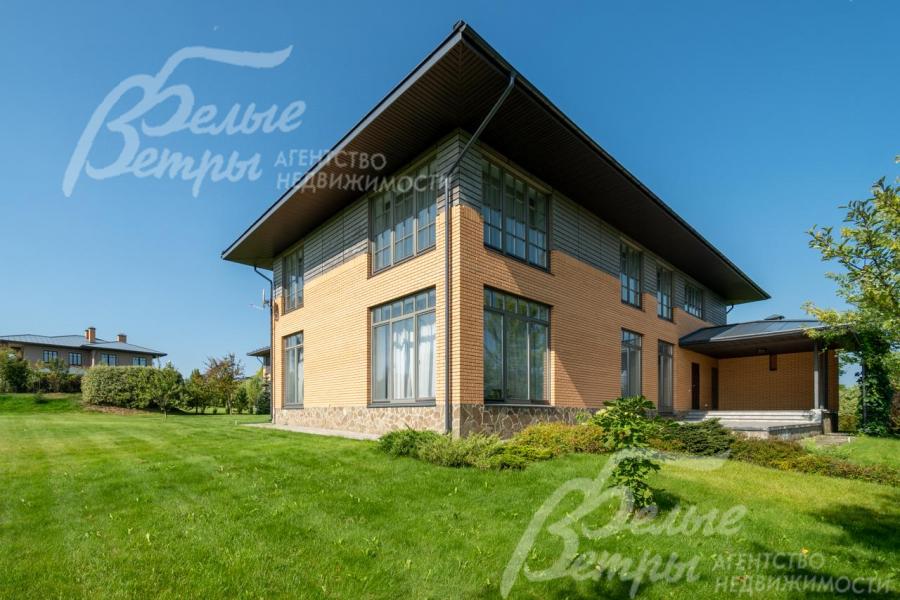 Дом с панорамными окнами выстроен из кирпича