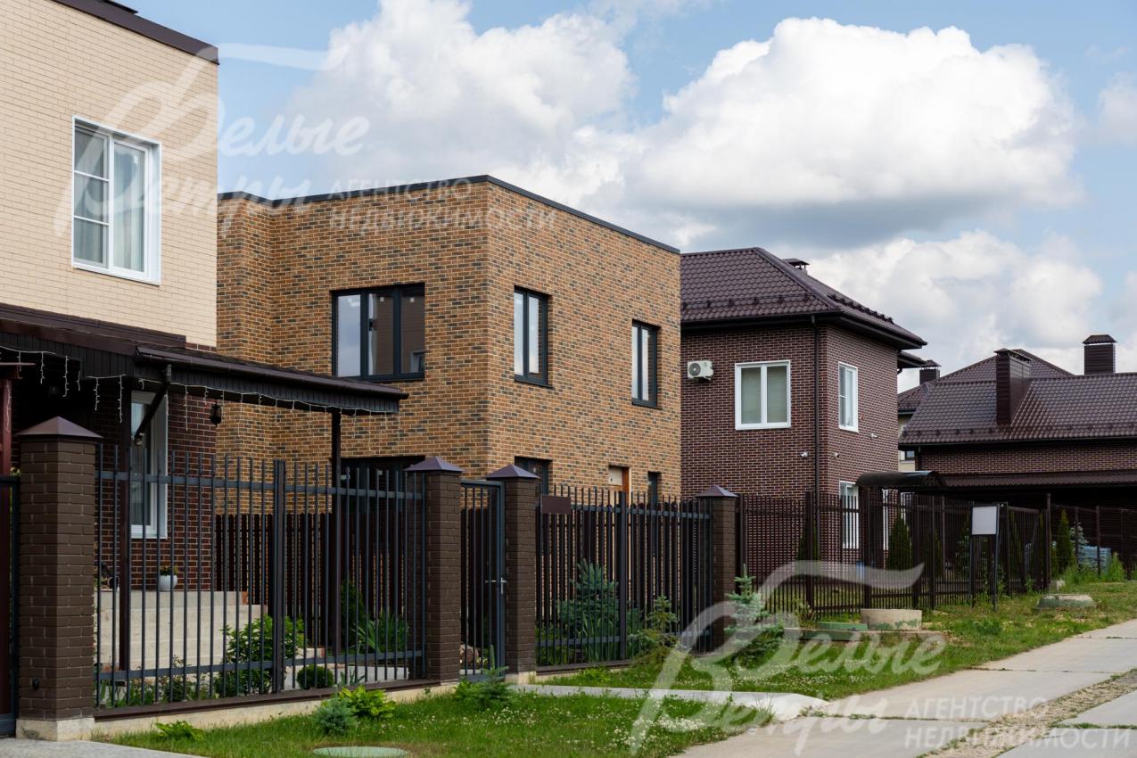 Дом находится в охраняемом коттеджном посёлке: в нескольких минутах езды на автомобиле - городская инфраструктура