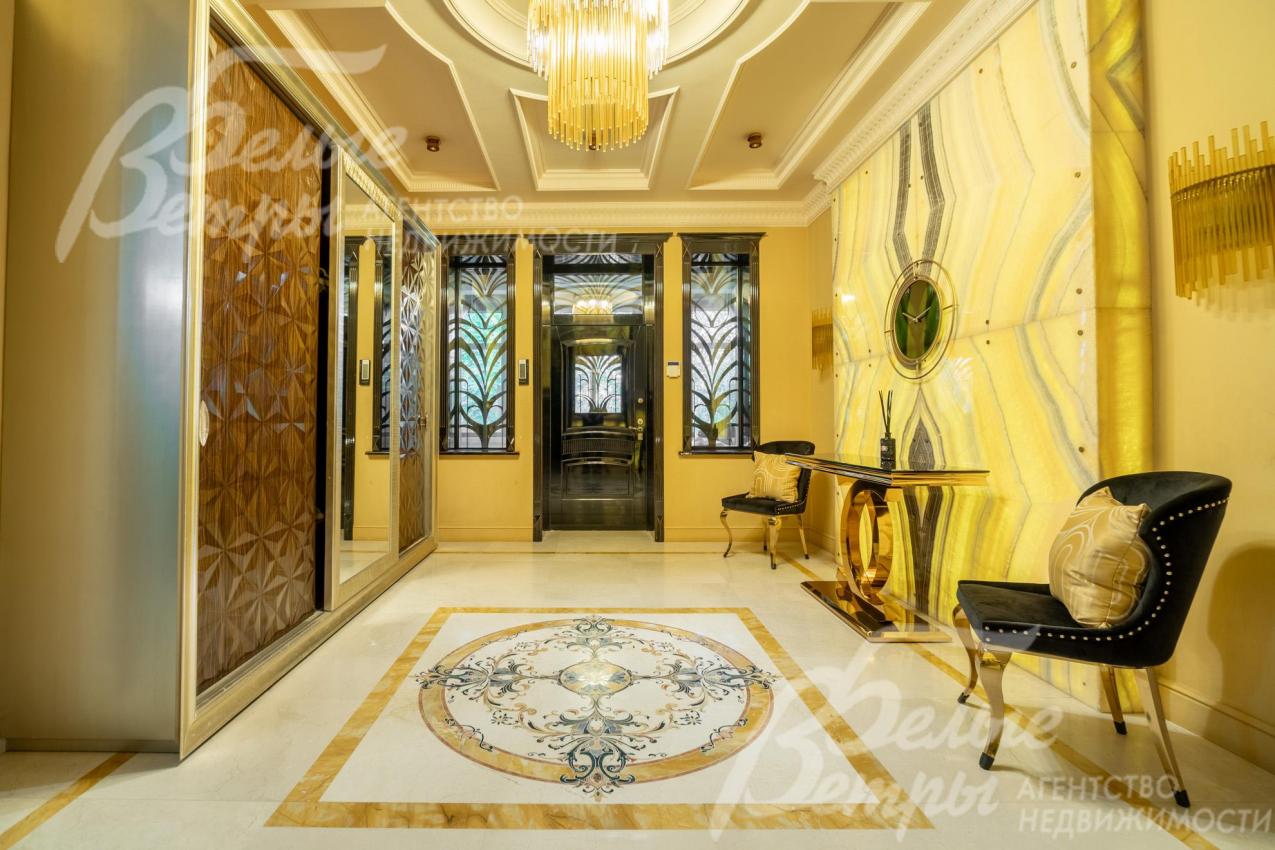 Холл 1-го этажа. В премиальной отделке дома сочетаются натуральный оникс, мрамор, травертин