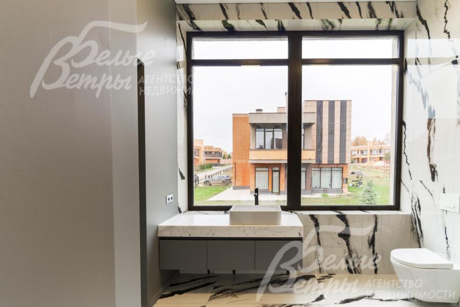 Санузел на 2-ом этаже с панорамным окном