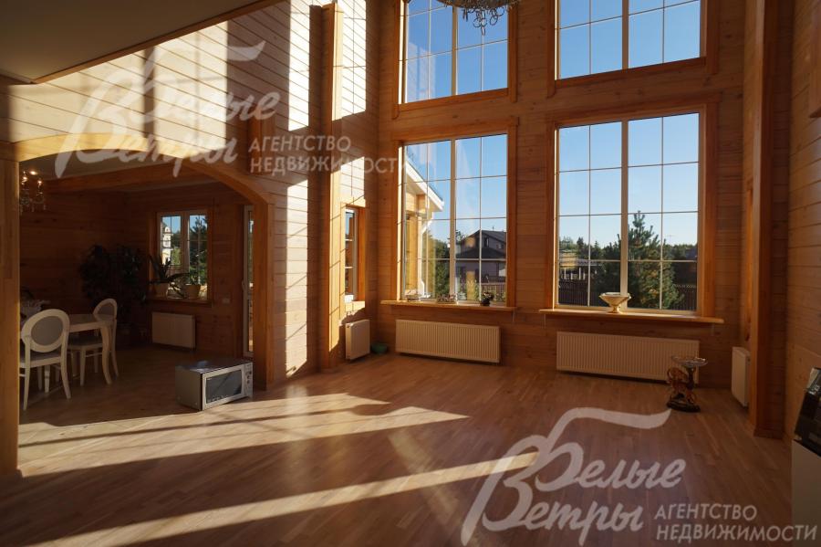 Светлая гостиная с  большими 2-х камерными окнами.