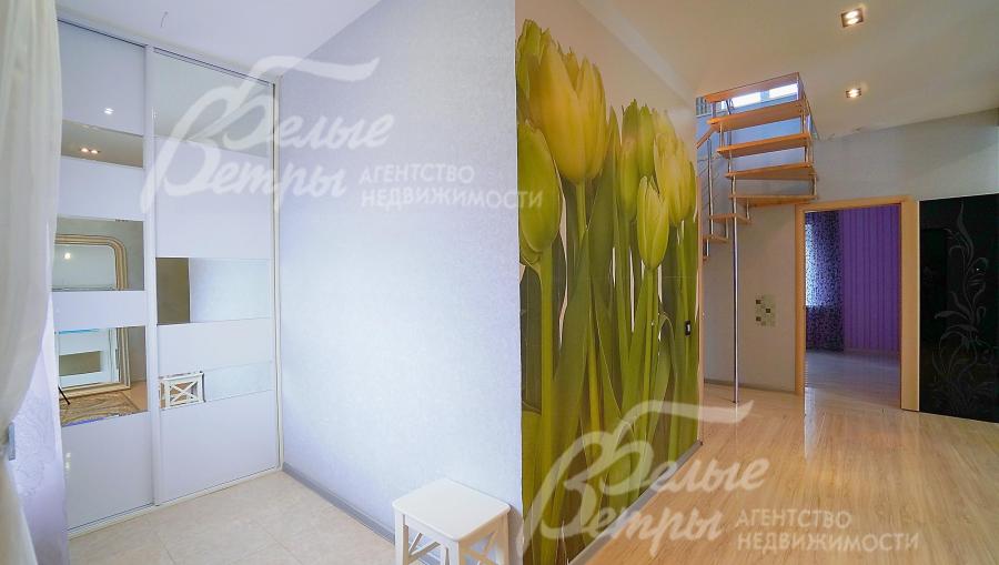 Холл первого этажа дома с гардеробной