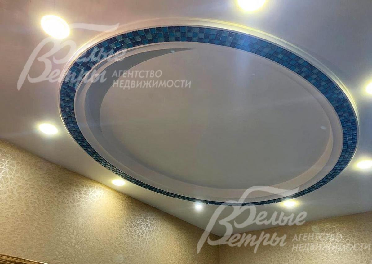 Потолок с декоративными элементами