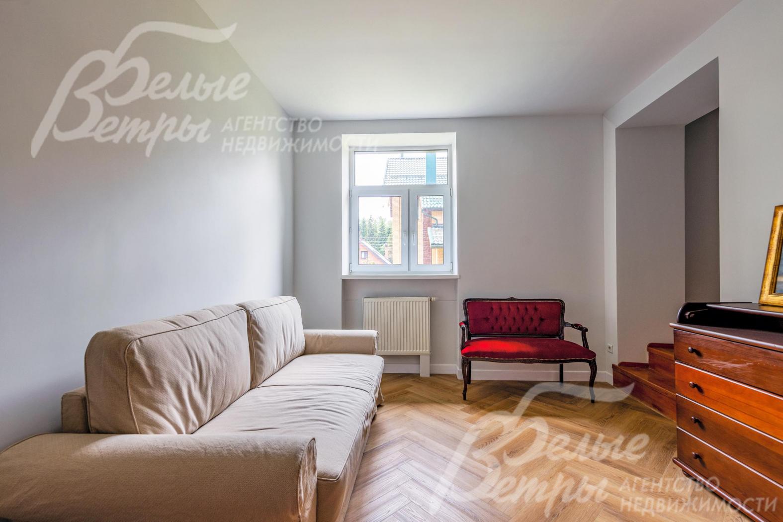 В кабинете на первом этаже есть диван, письменный стол, кушетка и комод