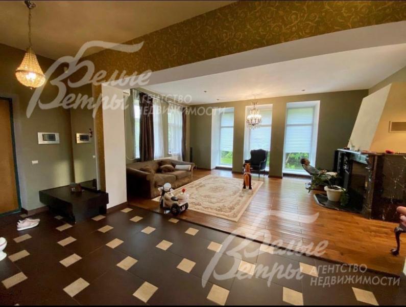 Просторная гостиная с камином