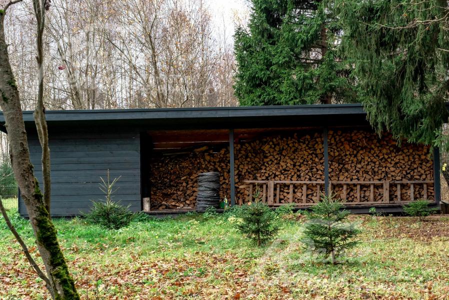 На участке находится большая дровница с достаточным запасом дров