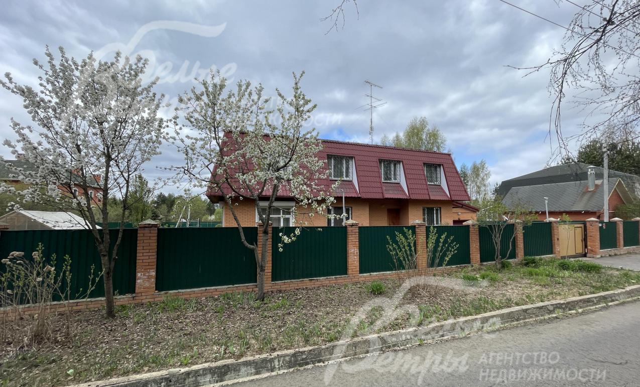 Участок огорожен забором