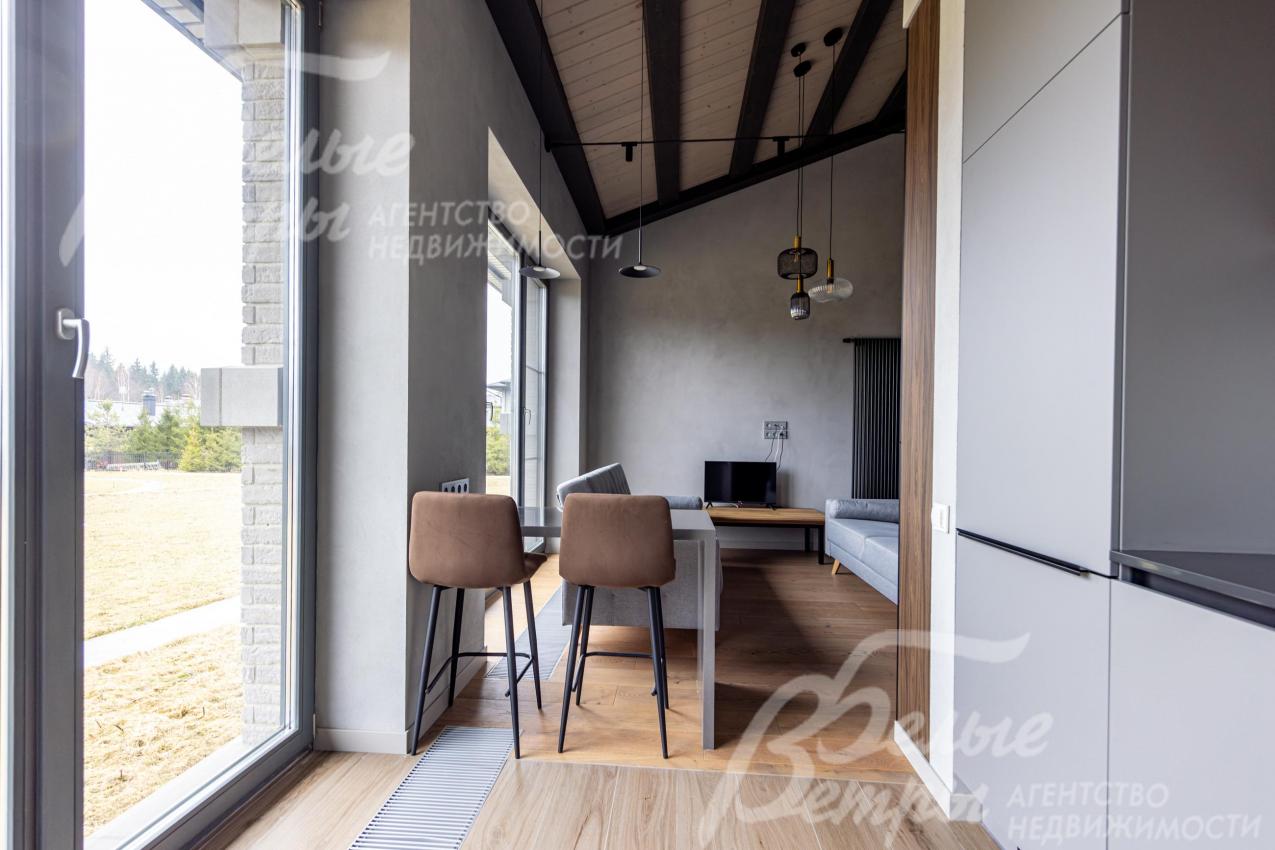 Выход из кухни на участок.