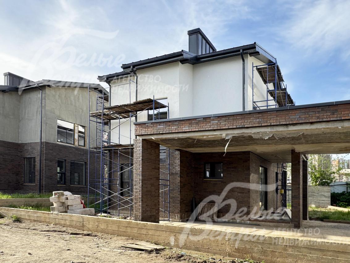 Дом построен из газобетонных блоков, кровля - металлическая (фальцевая)