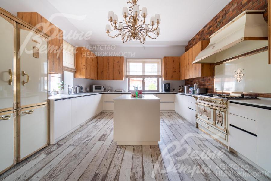 Просторная кухня - с островом, встроенной техникой в рестро-стиле, интерьер дополнен итальянской люстрой