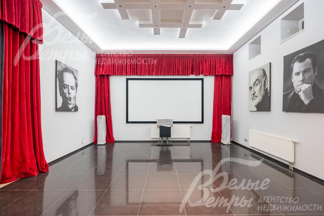 На цокольном этаже оборудован домашний кинозал с кинопроектором Panasonic и экраном шириной 3,35 м